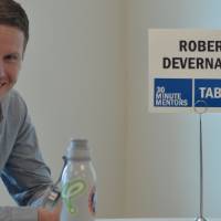 Robert Deverna talking to a student at the 30 Minute Mentors Event